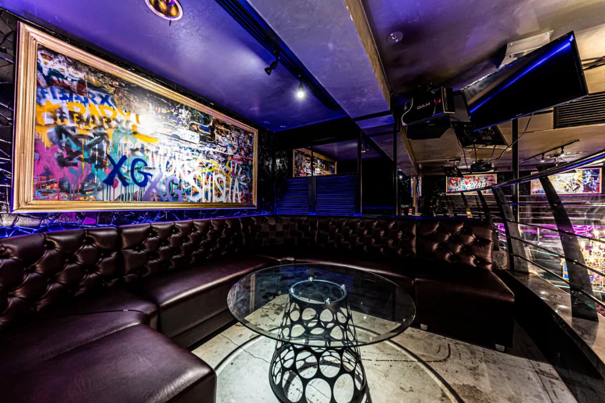 京都木屋町店のグラフィティアートとソファ席