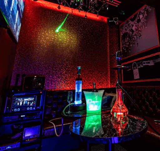 緑のレーザーが走る神戸三宮店のフロア。LEDで光るシーシャ