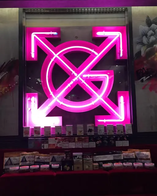 祇園店のネオンサインとフレーバーの棚