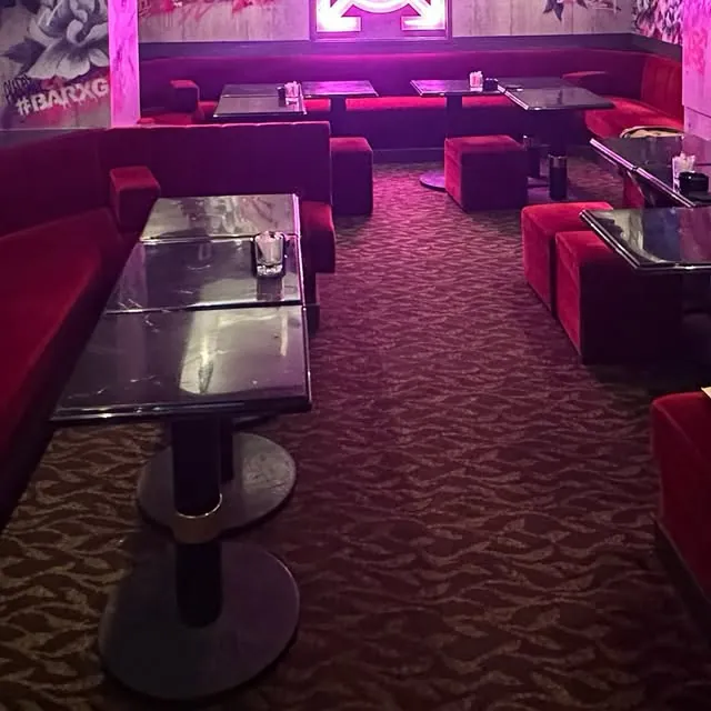 祇園店の赤いソファ席